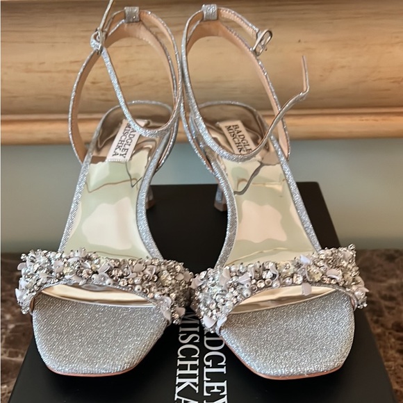 New!! Badgley mischka sandal